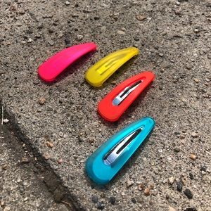 Fun neon hair clips !